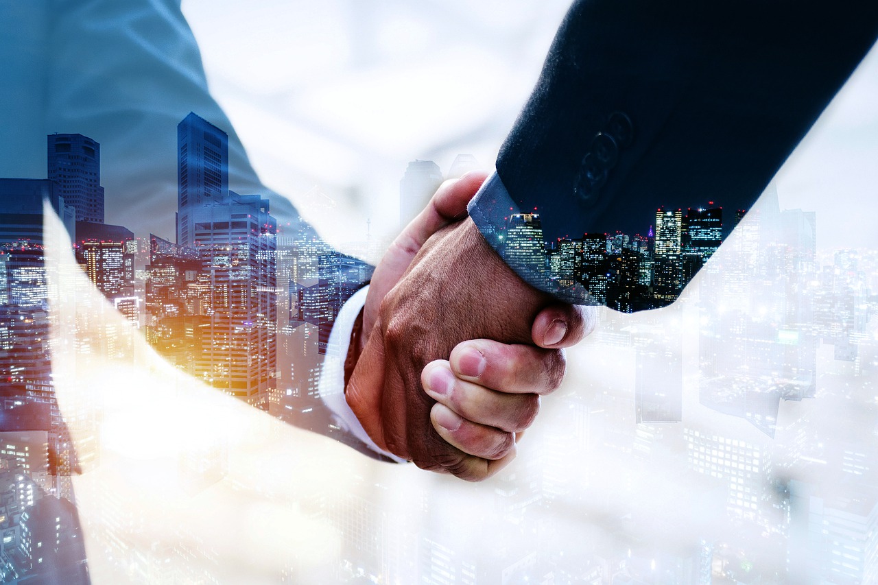 Handshake Business Deal City  - tungnguyen0905 / Pixabay